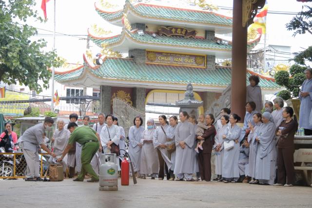 Tăng, Ni Phật Tử Đạo Tràng Vạn Đức Tham Dự Buổi Tập Huấn Nghiệp Vụ Phòng Cháy Chữa Cháy