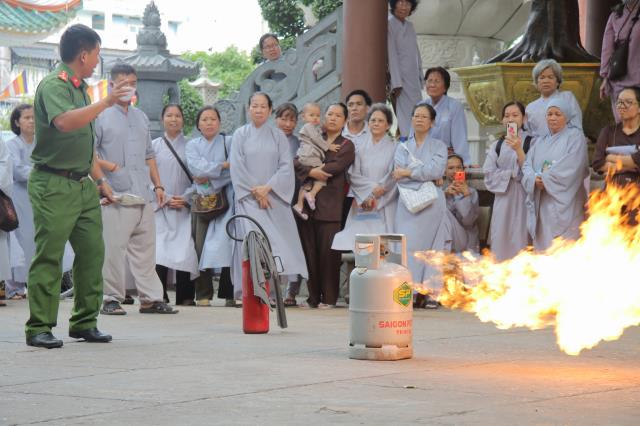 Tăng, Ni Phật Tử Đạo Tràng Vạn Đức Tham Dự Buổi Tập Huấn Nghiệp Vụ Phòng Cháy Chữa Cháy