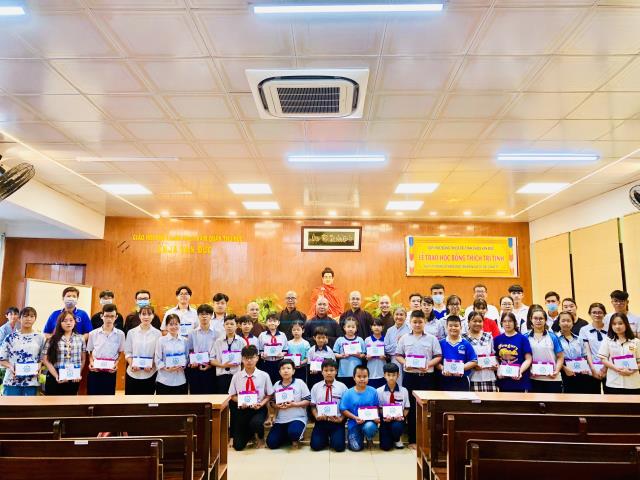 Trao 60 Suất Học Bổng HT Thích Trí Tịnh Đến Các Em Học Sinh Sinh Viên Trước Thềm Năm Học Mới