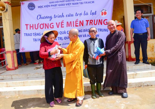 Quảng Bình: HVPGVN tại TP. HCM trao tặng hơn 800 phần quà cho bà con vùng lũ