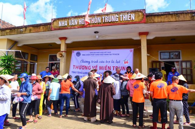 Quảng Bình: HVPGVN tại TP. HCM trao tặng hơn 800 phần quà cho bà con vùng lũ