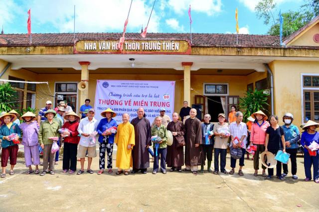 Quảng Bình: HVPGVN tại TP. HCM trao tặng hơn 800 phần quà cho bà con vùng lũ