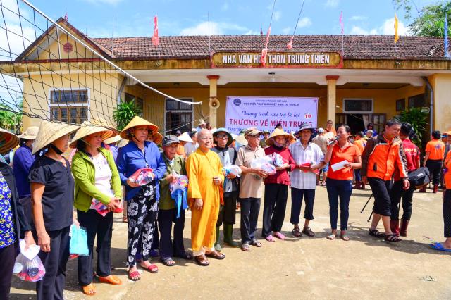 Quảng Bình: HVPGVN tại TP. HCM trao tặng hơn 800 phần quà cho bà con vùng lũ