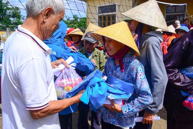 Quảng Bình: HVPGVN tại TP. HCM trao tặng hơn 800 phần quà cho bà con vùng lũ