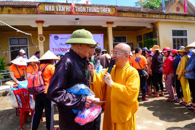Quảng Bình: HVPGVN tại TP. HCM trao tặng hơn 800 phần quà cho bà con vùng lũ