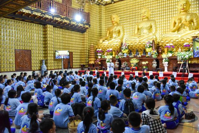 Cha mẹ được lợi gì khi đưa trẻ đến chùa?