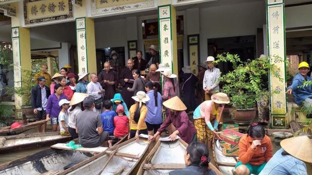 PG Đồng Tháp tặng quà và khám bệnh cấp thuốc vùng lũ miền trung