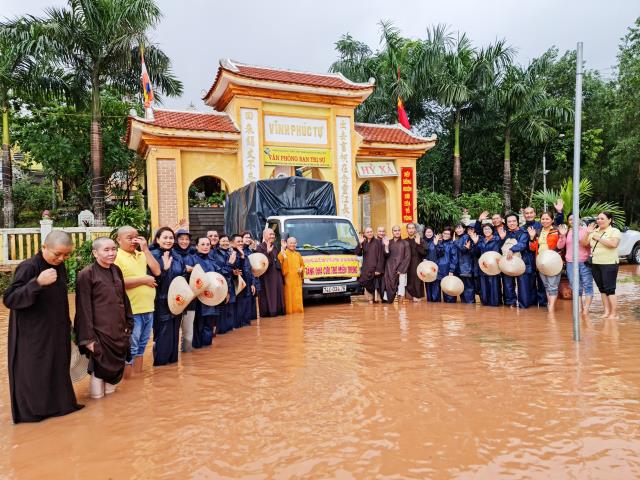 Quảng Bình: HVPGVN tại TP. HCM trao tặng hơn 800 phần quà cho bà con vùng lũ