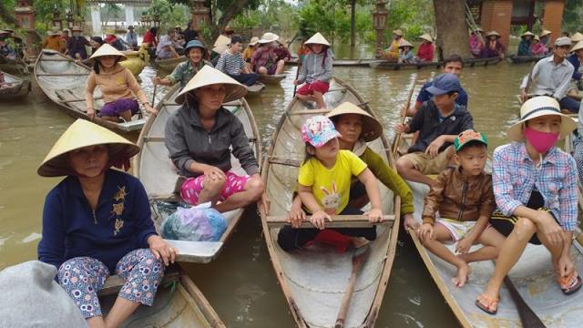 PG Đồng Tháp tặng quà và khám bệnh cấp thuốc vùng lũ miền trung