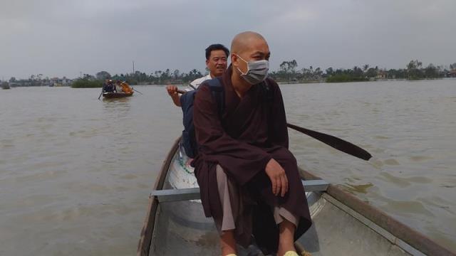 PG Đồng Tháp tặng quà và khám bệnh cấp thuốc vùng lũ miền trung