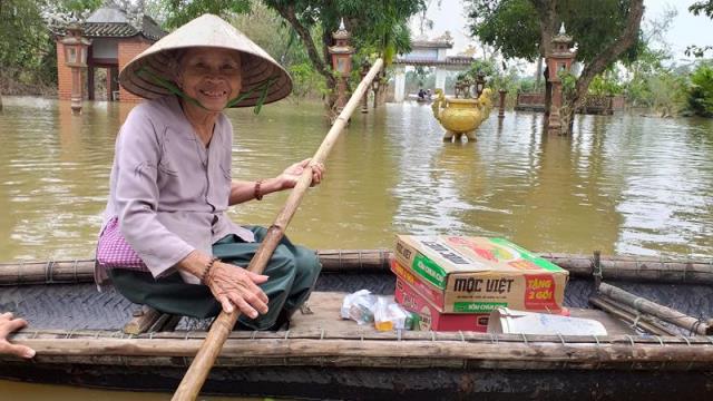 PG Đồng Tháp tặng quà và khám bệnh cấp thuốc vùng lũ miền trung