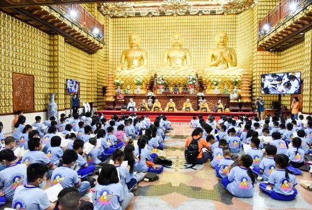 “Búp sen” đập heo, hướng về miền Trung thân yêu