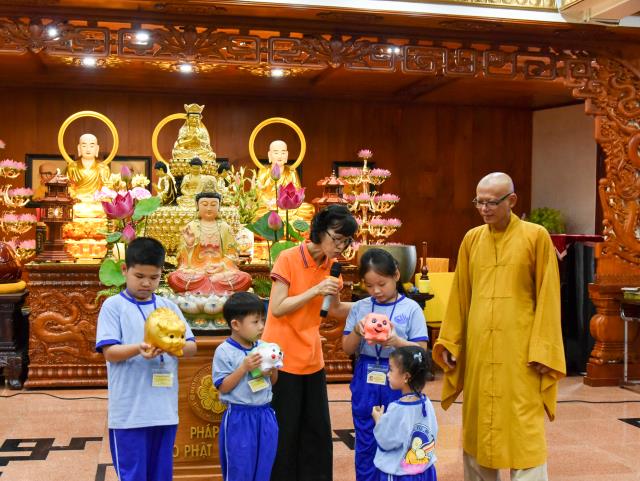 “Búp sen” đập heo, hướng về miền Trung thân yêu