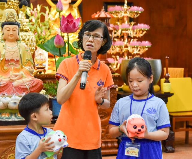 “Búp sen” đập heo, hướng về miền Trung thân yêu