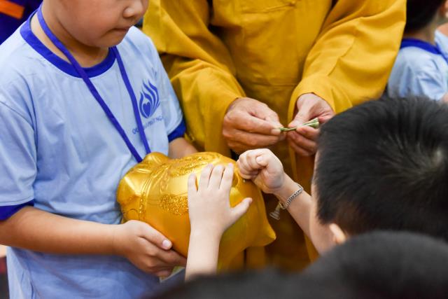“Búp sen” đập heo, hướng về miền Trung thân yêu