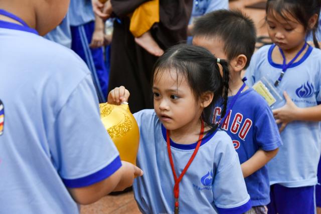 “Búp sen” đập heo, hướng về miền Trung thân yêu