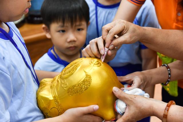 “Búp sen” đập heo, hướng về miền Trung thân yêu