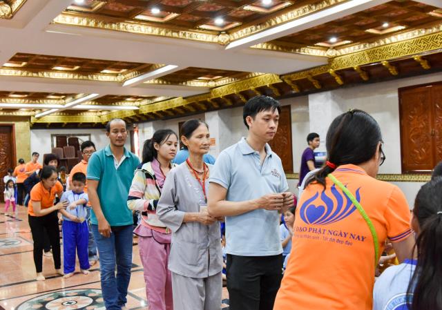 “Búp sen” đập heo, hướng về miền Trung thân yêu