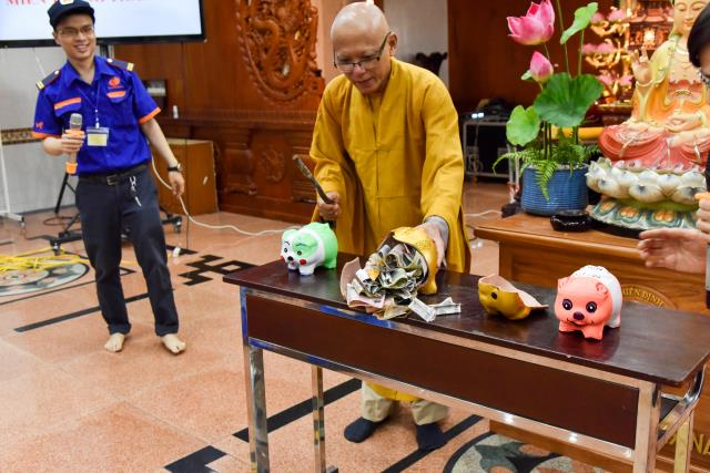 “Búp sen” đập heo, hướng về miền Trung thân yêu