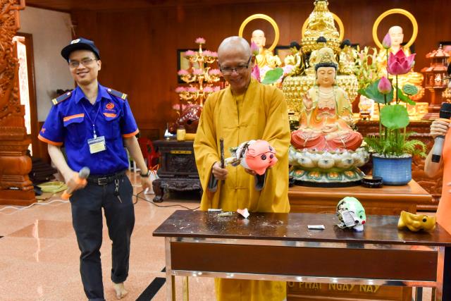 “Búp sen” đập heo, hướng về miền Trung thân yêu