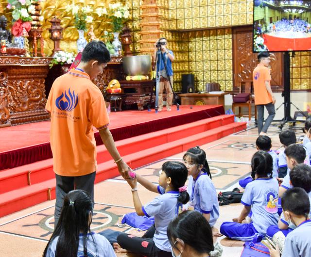 “Búp sen” đập heo, hướng về miền Trung thân yêu