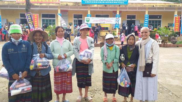 PG Đồng Tháp tặng quà và khám bệnh cấp thuốc vùng lũ miền trung