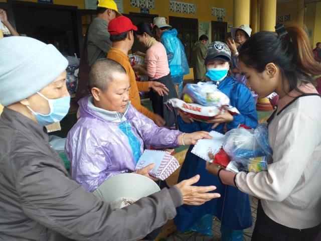 PG Đồng Tháp tặng quà và khám bệnh cấp thuốc vùng lũ miền trung