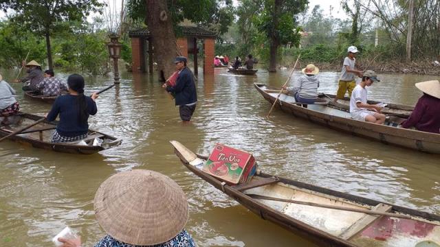 PG Đồng Tháp tặng quà và khám bệnh cấp thuốc vùng lũ miền trung