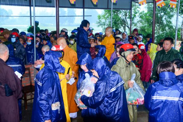 HVPGVN tại TP. HCM tặng 1000 phần quà cho bà con tại Hà Tĩnh