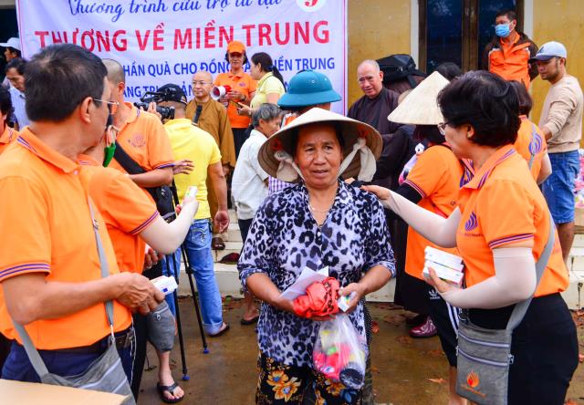 Quảng Bình: HVPGVN tại TP. HCM trao tặng hơn 800 phần quà cho bà con vùng lũ