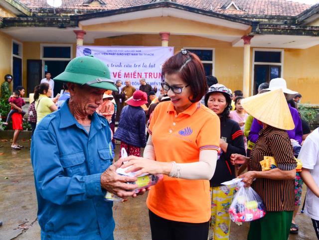 Quảng Bình: HVPGVN tại TP. HCM trao tặng hơn 800 phần quà cho bà con vùng lũ