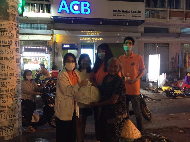 Chùa Giác Ngộ - Quỹ Đạo Phật Ngày Nay mang 1.000 món quà sưởi ấm đêm giao thừa