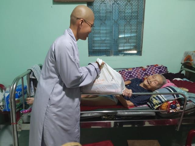 Chùa Giác Ngộ - Quỹ Đạo Phật Ngày Nay mang 1.000 món quà sưởi ấm đêm giao thừa