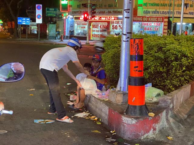 Chùa Giác Ngộ - Quỹ Đạo Phật Ngày Nay mang 1.000 món quà sưởi ấm đêm giao thừa