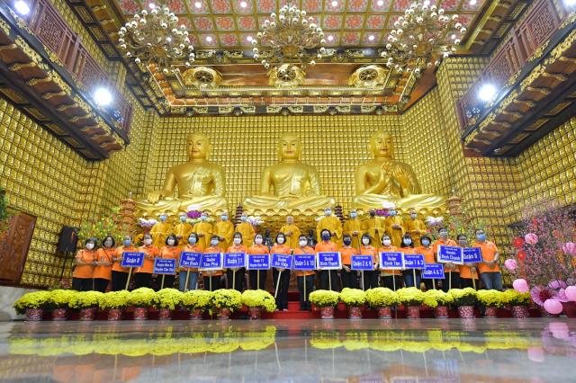 Chùa Giác Ngộ - Quỹ Đạo Phật Ngày Nay mang 1.000 món quà sưởi ấm đêm giao thừa