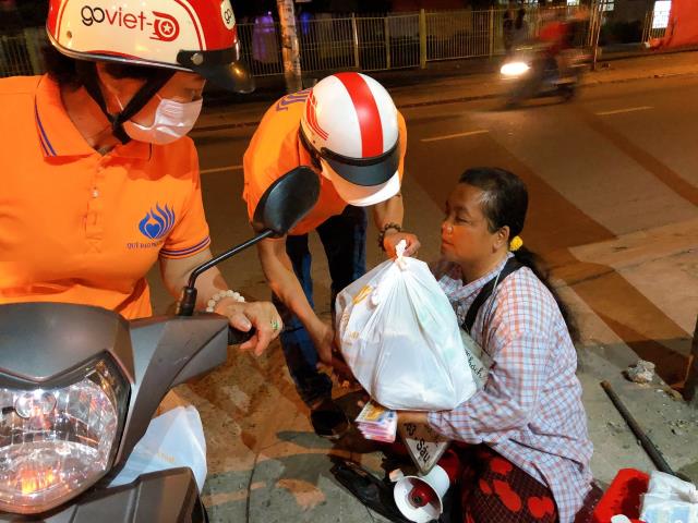 Chùa Giác Ngộ - Quỹ Đạo Phật Ngày Nay mang 1.000 món quà sưởi ấm đêm giao thừa