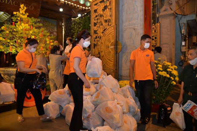 Chùa Giác Ngộ - Quỹ Đạo Phật Ngày Nay mang 1.000 món quà sưởi ấm đêm giao thừa