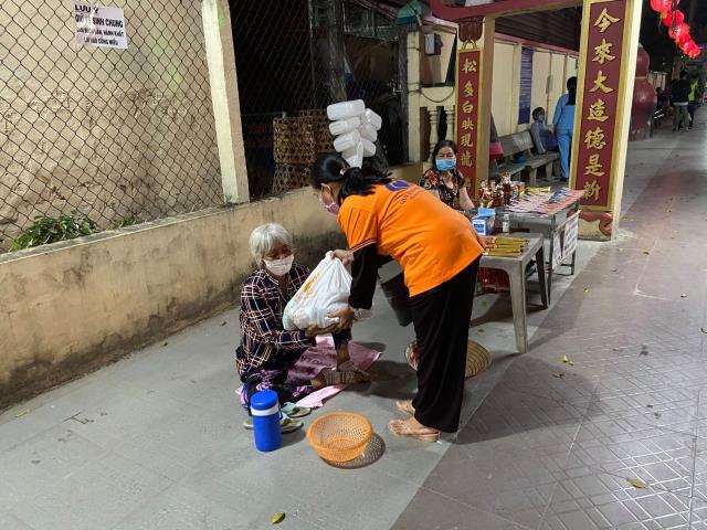 Chùa Giác Ngộ - Quỹ Đạo Phật Ngày Nay mang 1.000 món quà sưởi ấm đêm giao thừa