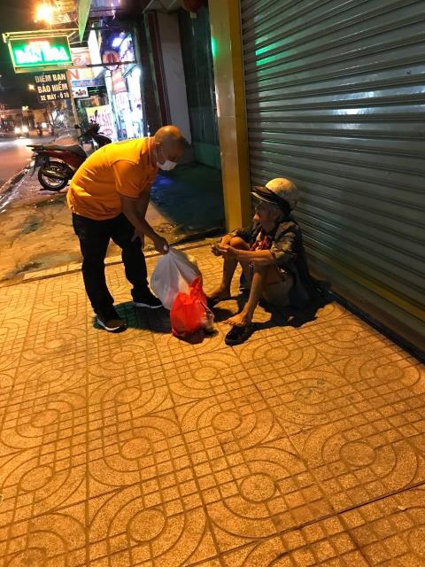 Chùa Giác Ngộ - Quỹ Đạo Phật Ngày Nay mang 1.000 món quà sưởi ấm đêm giao thừa