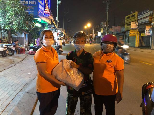 Chùa Giác Ngộ - Quỹ Đạo Phật Ngày Nay mang 1.000 món quà sưởi ấm đêm giao thừa