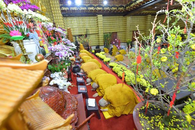 Lễ đón giao thừa online tại chùa Giác Ngộ: Thiêng liêng đêm trầm hương