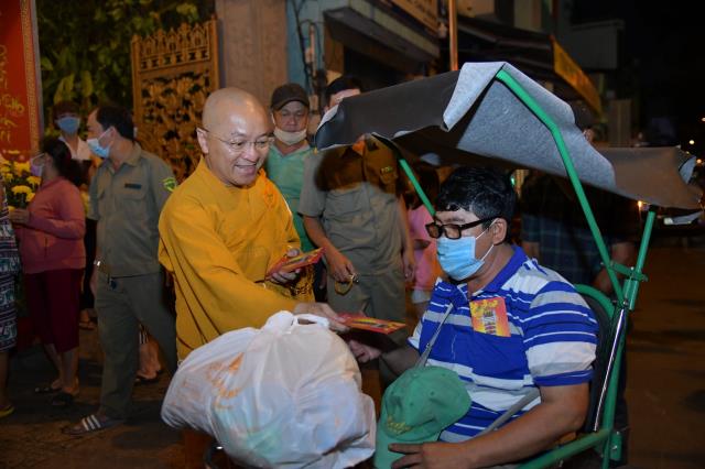 Chùa Giác Ngộ - Quỹ Đạo Phật Ngày Nay mang 1.000 món quà sưởi ấm đêm giao thừa