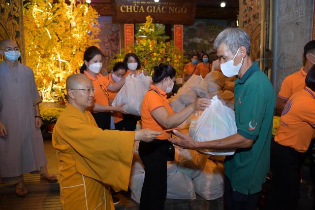Chùa Giác Ngộ - Quỹ Đạo Phật Ngày Nay mang 1.000 món quà sưởi ấm đêm giao thừa