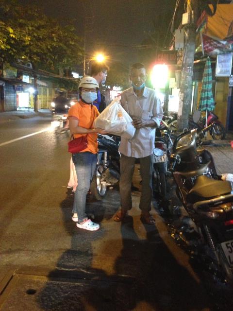 Chùa Giác Ngộ - Quỹ Đạo Phật Ngày Nay mang 1.000 món quà sưởi ấm đêm giao thừa