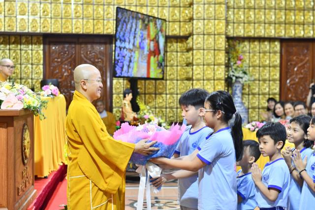 Thiêng liêng &amp; ấm áp, Lễ tưởng niệm Đức Phật nhập Niết-bàn và mừng Ngày Tiếp nối lần thứ 53 của TT. Nhật Từ