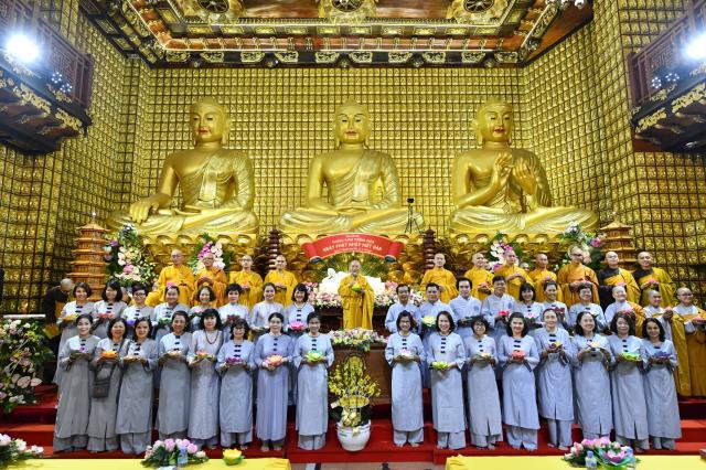 Thiêng liêng &amp; ấm áp, Lễ tưởng niệm Đức Phật nhập Niết-bàn và mừng Ngày Tiếp nối lần thứ 53 của TT. Nhật Từ