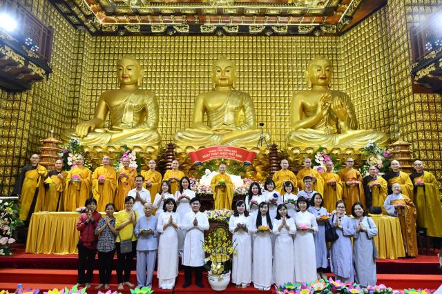 Thiêng liêng &amp; ấm áp, Lễ tưởng niệm Đức Phật nhập Niết-bàn và mừng Ngày Tiếp nối lần thứ 53 của TT. Nhật Từ