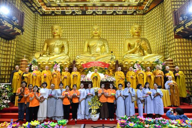 Thiêng liêng &amp; ấm áp, Lễ tưởng niệm Đức Phật nhập Niết-bàn và mừng Ngày Tiếp nối lần thứ 53 của TT. Nhật Từ