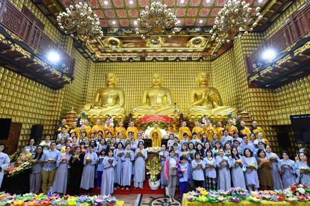Thiêng liêng &amp; ấm áp, Lễ tưởng niệm Đức Phật nhập Niết-bàn và mừng Ngày Tiếp nối lần thứ 53 của TT. Nhật Từ