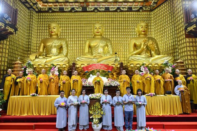 Thiêng liêng &amp; ấm áp, Lễ tưởng niệm Đức Phật nhập Niết-bàn và mừng Ngày Tiếp nối lần thứ 53 của TT. Nhật Từ